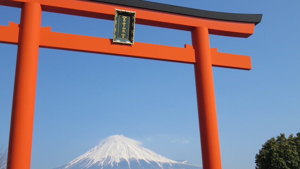 鳥居から富士山が見える景色